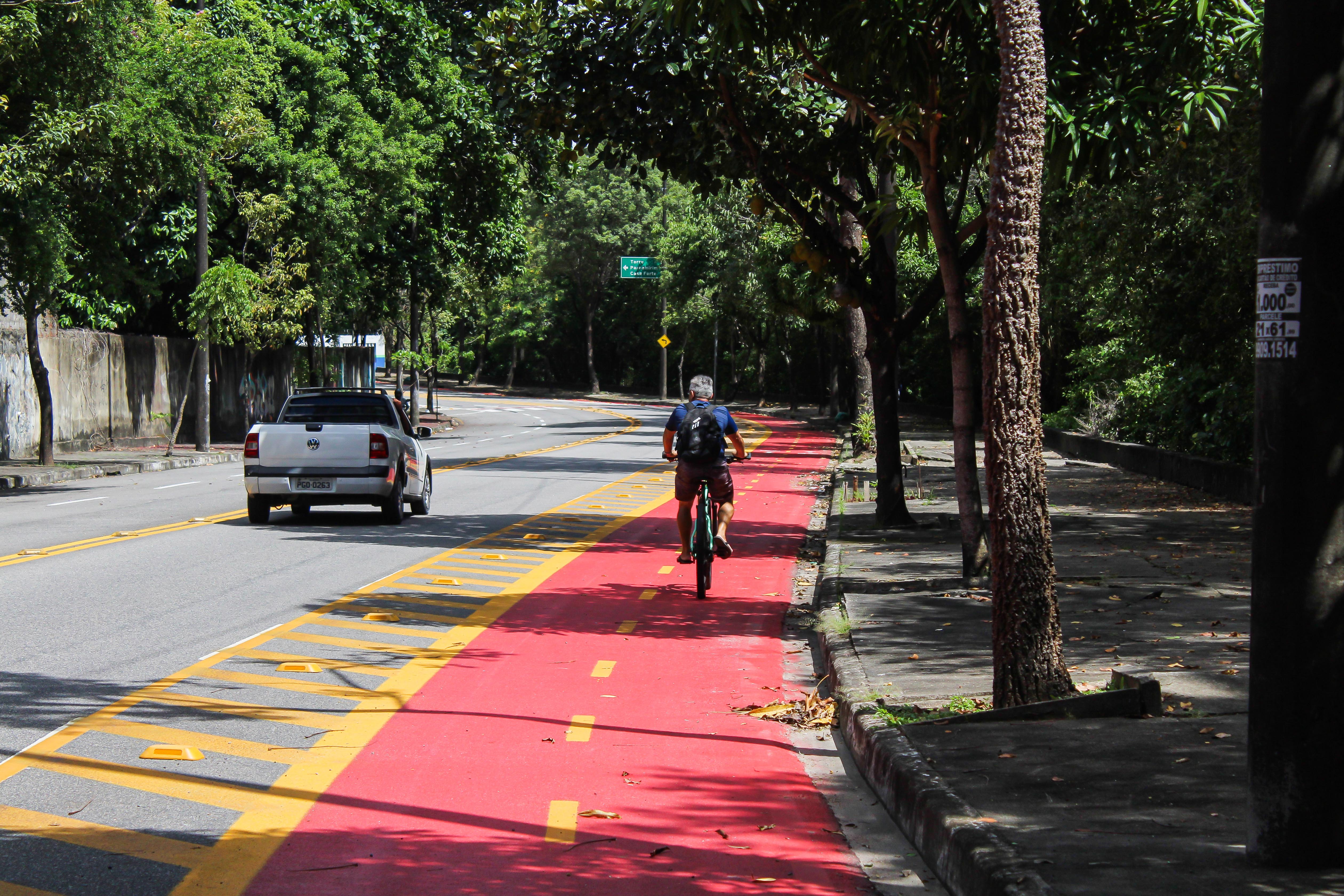 O investimento na rede ciclvel fez o Recife diminuir em 38% as mortes de usurios da mobilidade ativa no trnsito entre 2017 e 2021. Neste mesmo perodo, a cidade aumentou em 230% a sua malha cicloviria (Foto: Josenildo Gomes/CTTU)