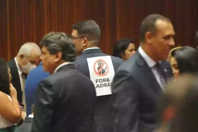 Deputados fizeram placa com dizeres 'Fora, Ladro', mas foram demovidos da ideia pelo presidente da sesso inaugural do Parlamento
 (Foto: Alexandre Guzanshe/EM/D.A Press)