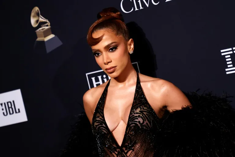 A cantora brasileira Anitta chega para o pr-Grammy da Recording Academy e Clive Davis no hotel Beverly Hilton em Beverly Hills, Califrnia, em 4 de fevereiro de 2023 (Crdito: AFP)