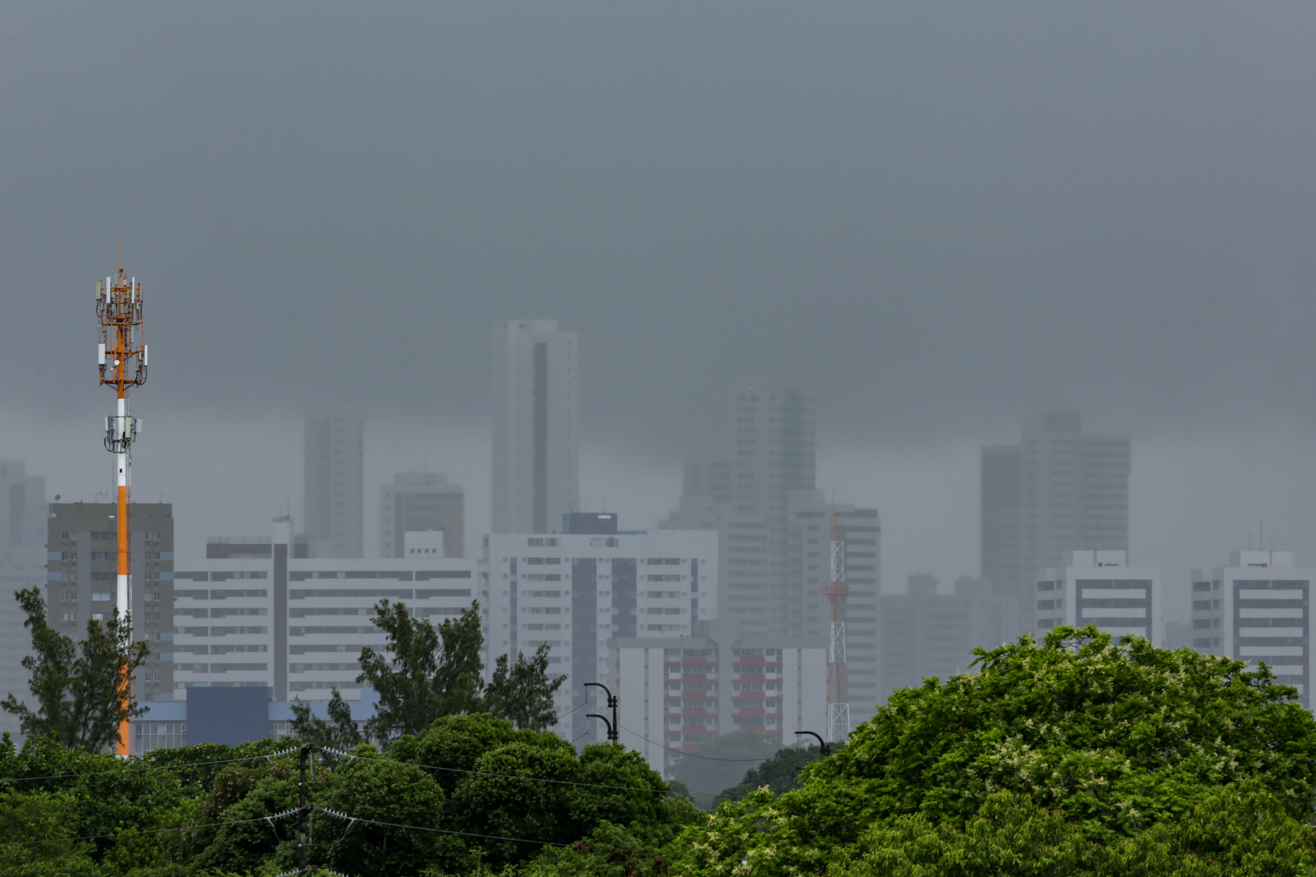 Os maiores acumulados de chuva nas ltimas 24horas foram registrados em Recife nos bairros de Santo Amaro (106mm) e Torreo (102 mm) (Rafael Vieira/ DP
)