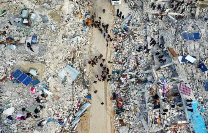 Este  o maior terremoto na Turquia desde 17 de agosto de 1999. O nmero de vtimas pode aumentar rapidamente, pois foram registrados 2.834 edifcios derrubados (Crdito: Omar Haj Kadour / AFP)