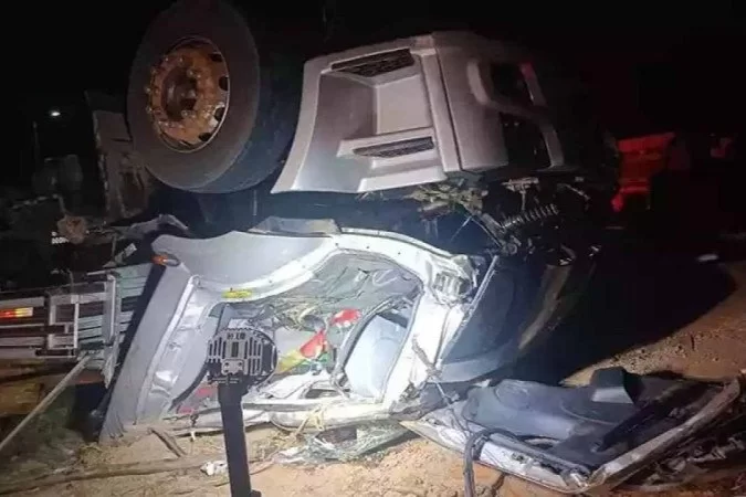 Acidente ocorreu na MG-211 na regio leste de Minas Gerais. A vtima era passageiro e estava sem cinto de segurana. O motorista ficou preso s ferragens
 (Foto: Reproduo/CBMMG)