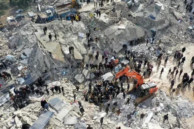 Esse  o maior terremoto na Turquia desde 17 de agosto de 1999. O nmero de vtimas pode aumentar rapidamente, pois foram registrados 2.834 edifcios derrubados
 (Foto: Omar Haj Kadour/AFP)