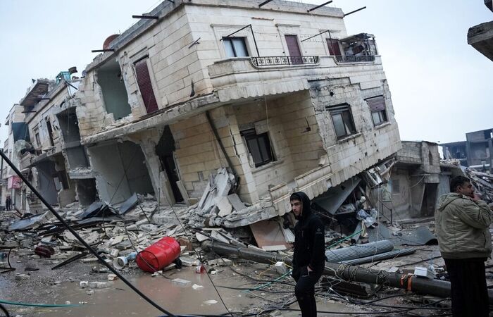 Prdios desabaram com o tremor, na Turquia e na Sria (Crdito: Rami al Sayed / AFP)