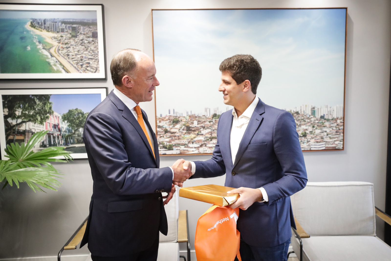 Até a próxima sexta (10), especialistas da consultoria DRR Team visitarão in loco diversas localidades da cidade para observar os problemas e propor ações estruturantes. Prefeito João Campos recebeu nesta segunda-feira (6) comitiva holandesa em reunião na Prefeitura (Rodolfo Loepert/Prefeitura do Recife)