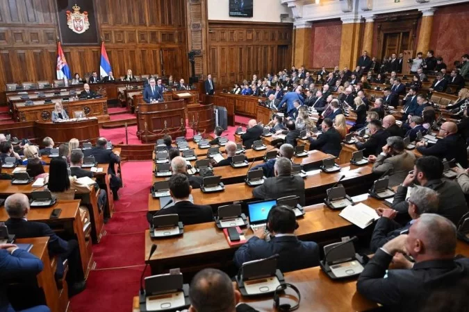 O vdeo mostra Stevic olhando contedo pornogrfico durante um tenso debate parlamentar sobre um possvel acordo com Kosovo, ocorrido na Cmara
 (Foto: ANDREJ ISAKOVIC / AFP)