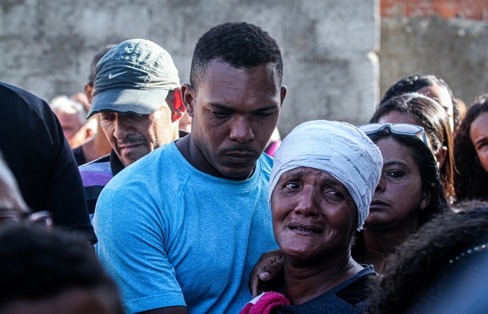 A mo, Judite Soares, foi amparada por familiares. Ela foi um dos feridos resgatados com vida, em guas Compridas  (Foto: Sandy James/DP)