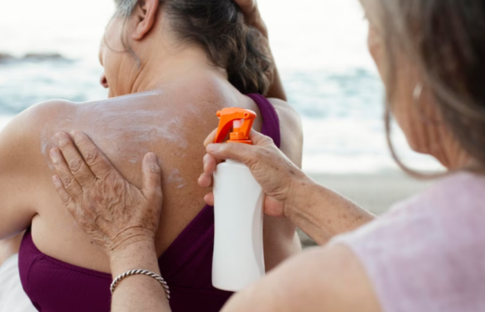 Fazer o uso dirio do protetor solar ajuda a prevenir doenas, como cncer de pele, alm de ser eficaz contra manchas, rugas, envelhecimento precoce e flacidez (Crdito: Freepik/Reproduo)