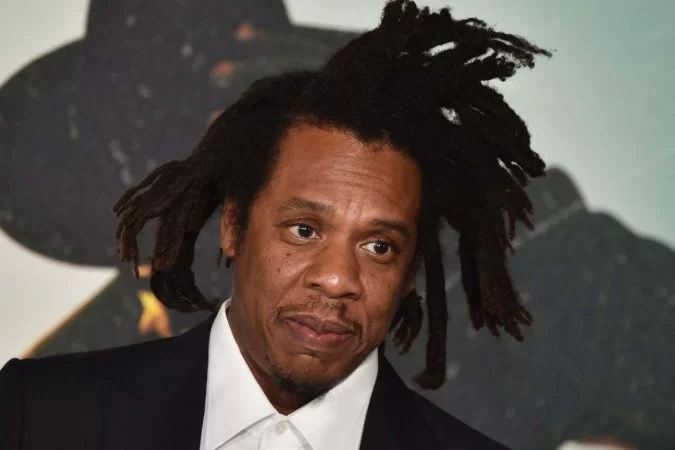 O ranking da revista americana gerou debates acalorados nas redes sociais. O nova-iorquino Jay-Z foi eleito número um, seguido por Kendrick Lamar em segundo e Nas, em terceiro
(Foto: AFP) O ranking da revista americana gerou debates acalorados nas redes sociais. O nova-iorquino Jay-Z foi eleito número um, seguido por Kendrick Lamar em segundo e Nas, em terceiro
(Foto: AFP)