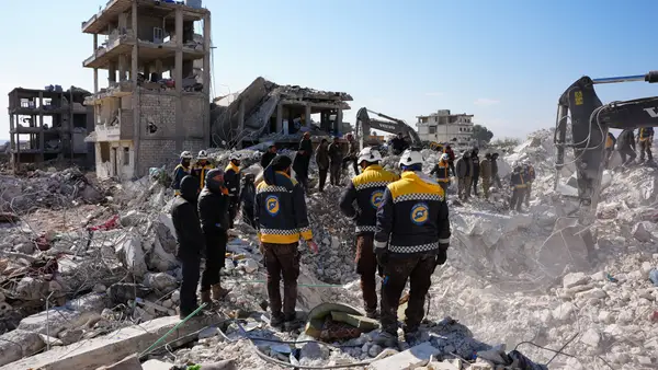 Equipe de resgate trabalha em meio a destroços na Síria (Crédito: Rami al SAYED/AFP)