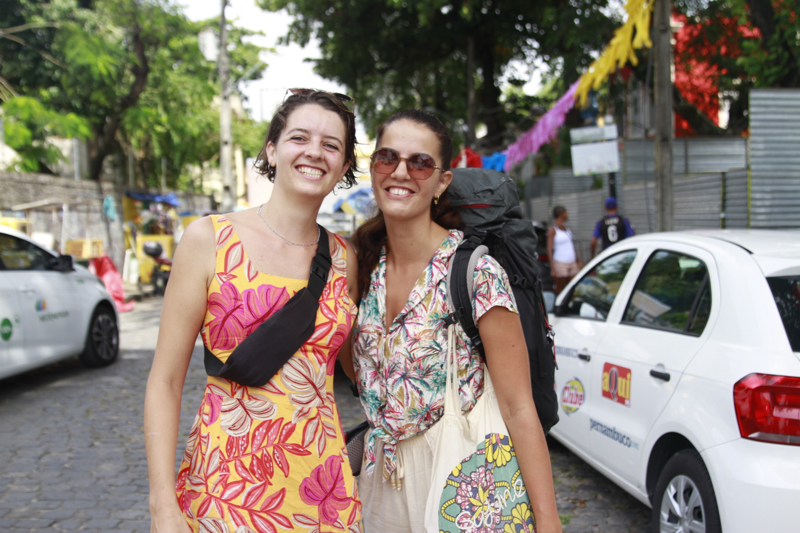 Julie Bilbault e Annaig Magnin vieram da França para prestigiar o carnaval de Pernambuco, esta é a primeira vez das amigas no Brasil (Rômulo Chico/DP)