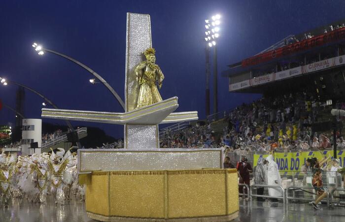 A Drages da Real levou Joo Pessoa, a capital da Paraba, ao Anhembi em seu enredo que encerrou os desfiles do Grupo Especial do Carnaval de So Paulo na manh deste domingo (19) (Crdito: Reproduo/Twitter)