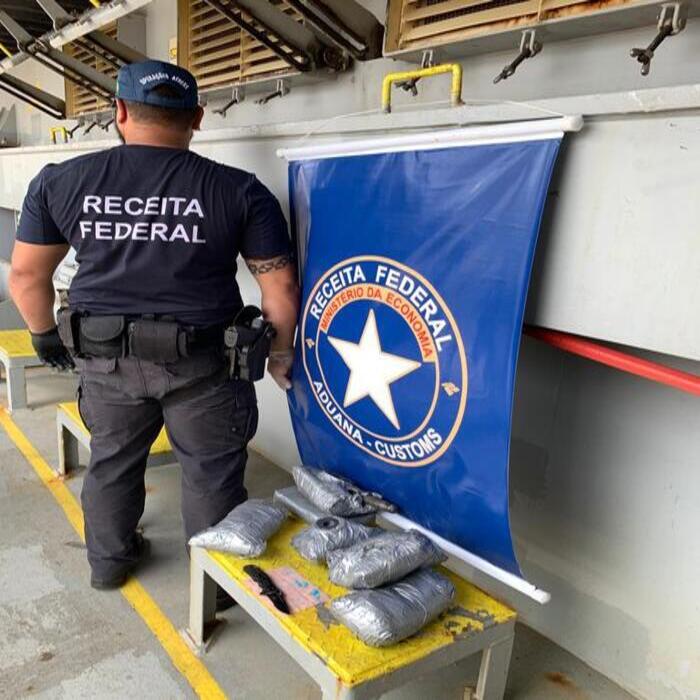 Operação foi realizada na manhã de hoje (21) em procedimento de fiscalização aduaneira de navios. 2 milhões de reais é o valor estimado da droga que seria comercializada na Europa. (Foto: Divulgação/Receita Federal)