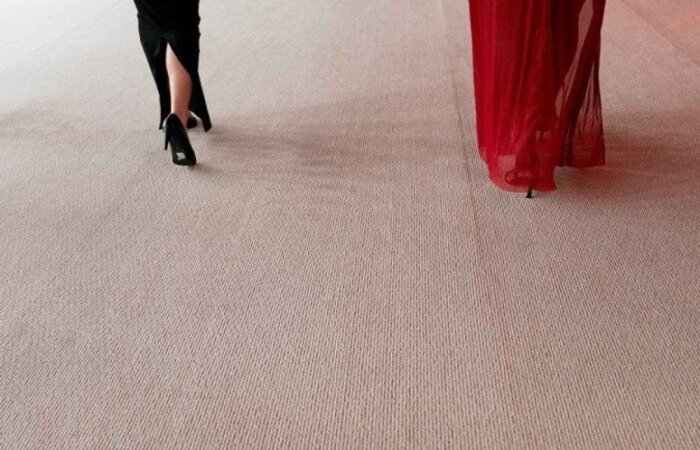 Pela primeira desde 1961, o tradicional tapete vermelho mudou de cor. Consultores do Met Gala explicam que a deciso foi para deixar o ambiente mais iluminado (Crdito: Stefani Reynolds/AFP)