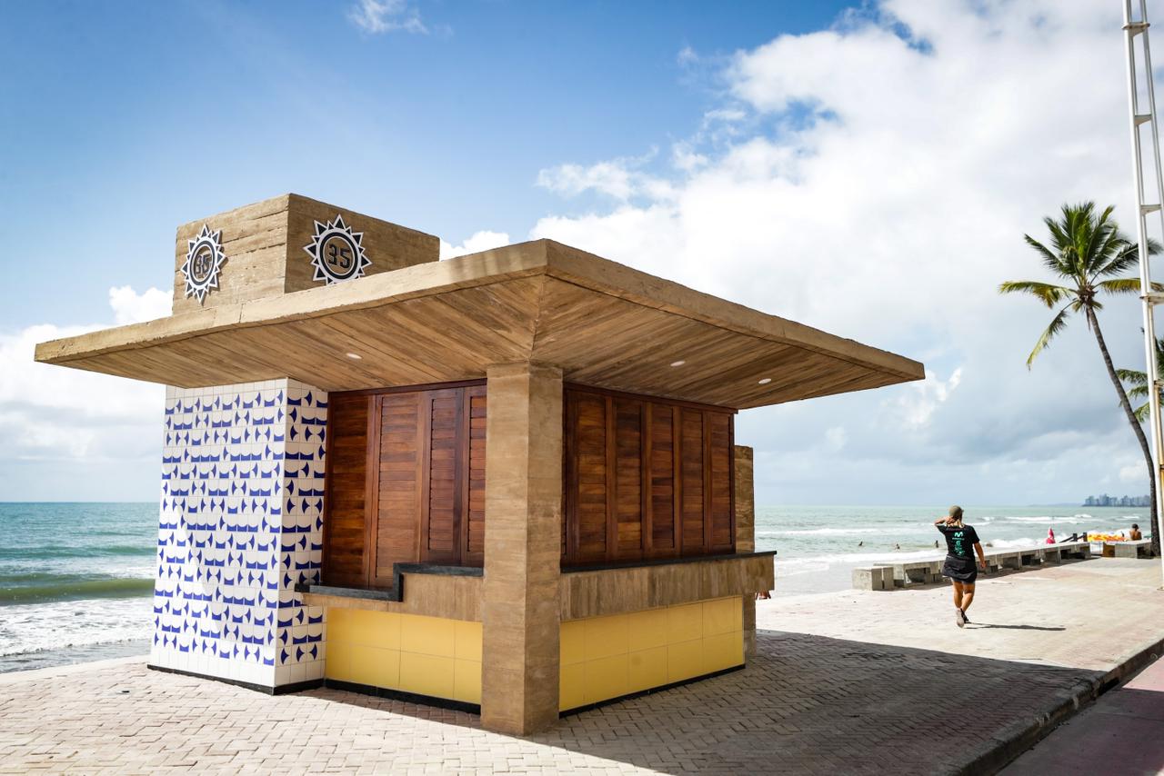 Com um investimento de R$ 9,7 milhes, os 60 novos equipamentos j esto em pleno funcionamento ao pblico. No aniversrio da cidade, prefeito Joo Campos anunciou a segunda etapa do Projeto Orla, com a requalificao dos banheiros e construo de novos mdulos. Sero investidos R$ 5,5 milhes nas novas intervenes (Divulgao/Rodolfo Loepert/Prefeitura do Recife)