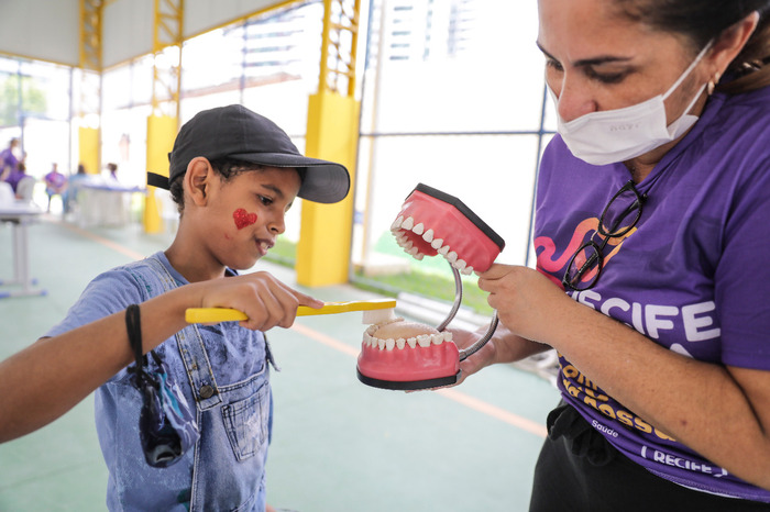 De 20 a 29 de maro, das 8h s 12h, as aes vo percorrer os oito Distritos Sanitrios da cidade, levando escovao supervisionada, orientao de higiene bucal e aplicao de flor, alm da distribuio de kits com escova e pasta de dentes (Divulgao/ALESSANDRO POTTER/PCR)