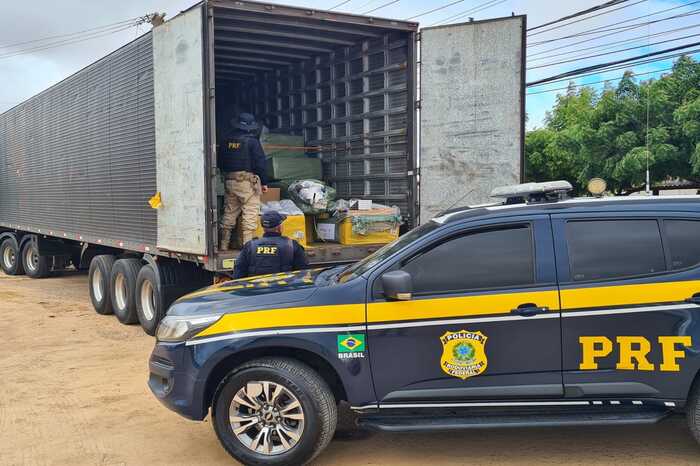 Aparelhos de TV a cabo ilegais, óculos, perfumes e outros produtos sem nota fiscal foram apreendidos; uma das cargas está avaliada em cerca de R$ 10 milhões (Foto: Divulgação/PRF)
