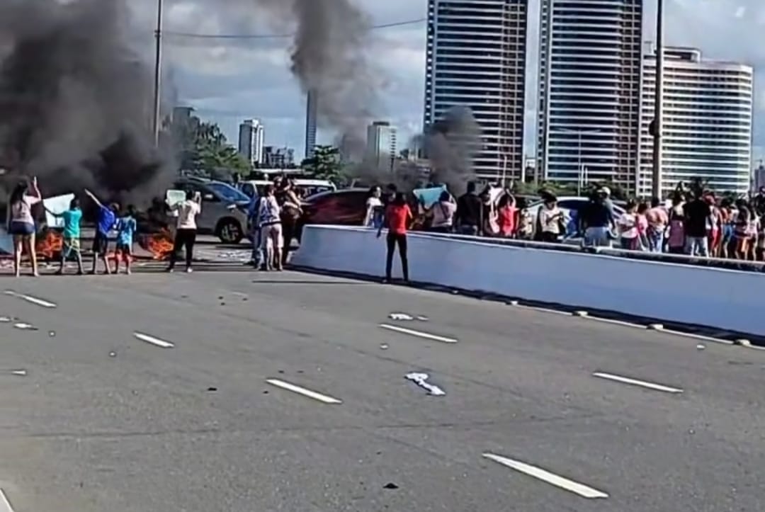 O ato teve inicio s 7h e contou com o fechamento da ponte impedindo at motocicletas de prosseguir (Reproduo/Redes Sociais)