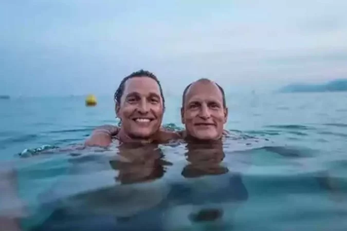 Matthew McConaughey e Woody Harrelson desconfiaram do possvel parentesco por conta da semelhana fsica e de coincidncias na histrias dos pais
 (Foto: Reproduo/Instagram)