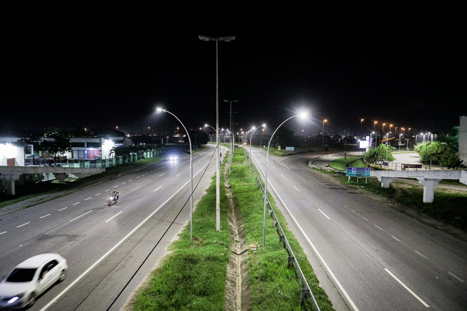 Trecho entre o viaduto da BR-232 e o viaduto do CEASA j conta com novas luminrias, que trazem maior segurana e conforto para quem passa na rodovia. Obras, com investimento de R$ 4,7 milhes, esto sendo feitas em uma extenso de 12 km (Divulgao/Edson Holanda/PCR)