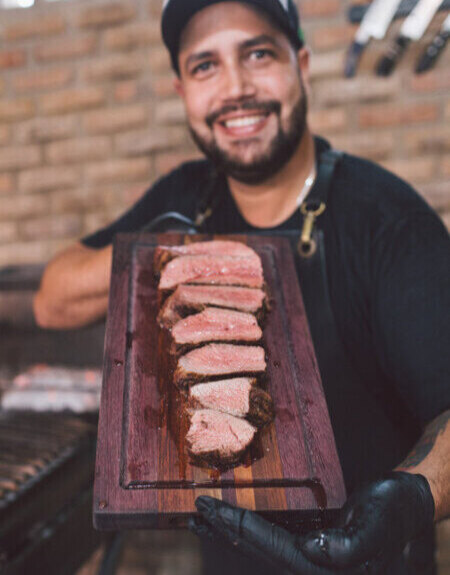 Entre os chefs, Bruno BBQ estará à frente do fogo de chão com carneiro, costela bovina e frango no varal (Divulgação)