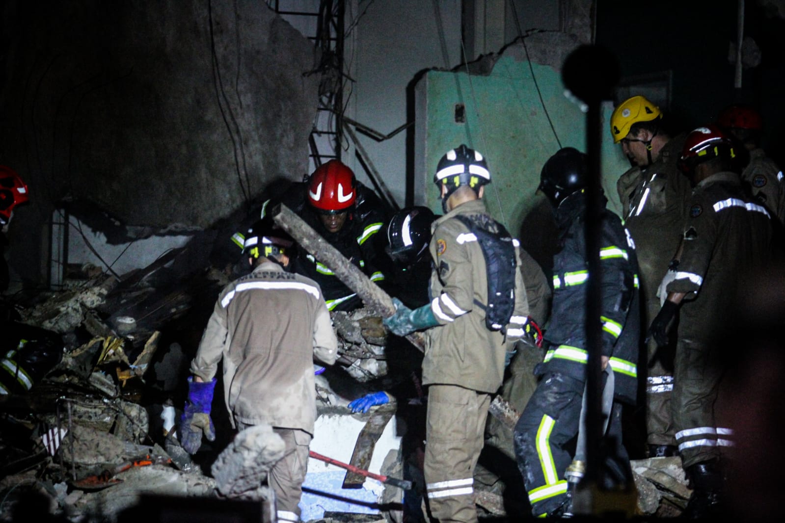 Tragdia foi em Jardim Atlntico. De acordo com a  Defesa Civil, edifcio estava condenado, mas havia famlias no local. Resgate entrou pela madrugada (Foto: Sandy James/DP)