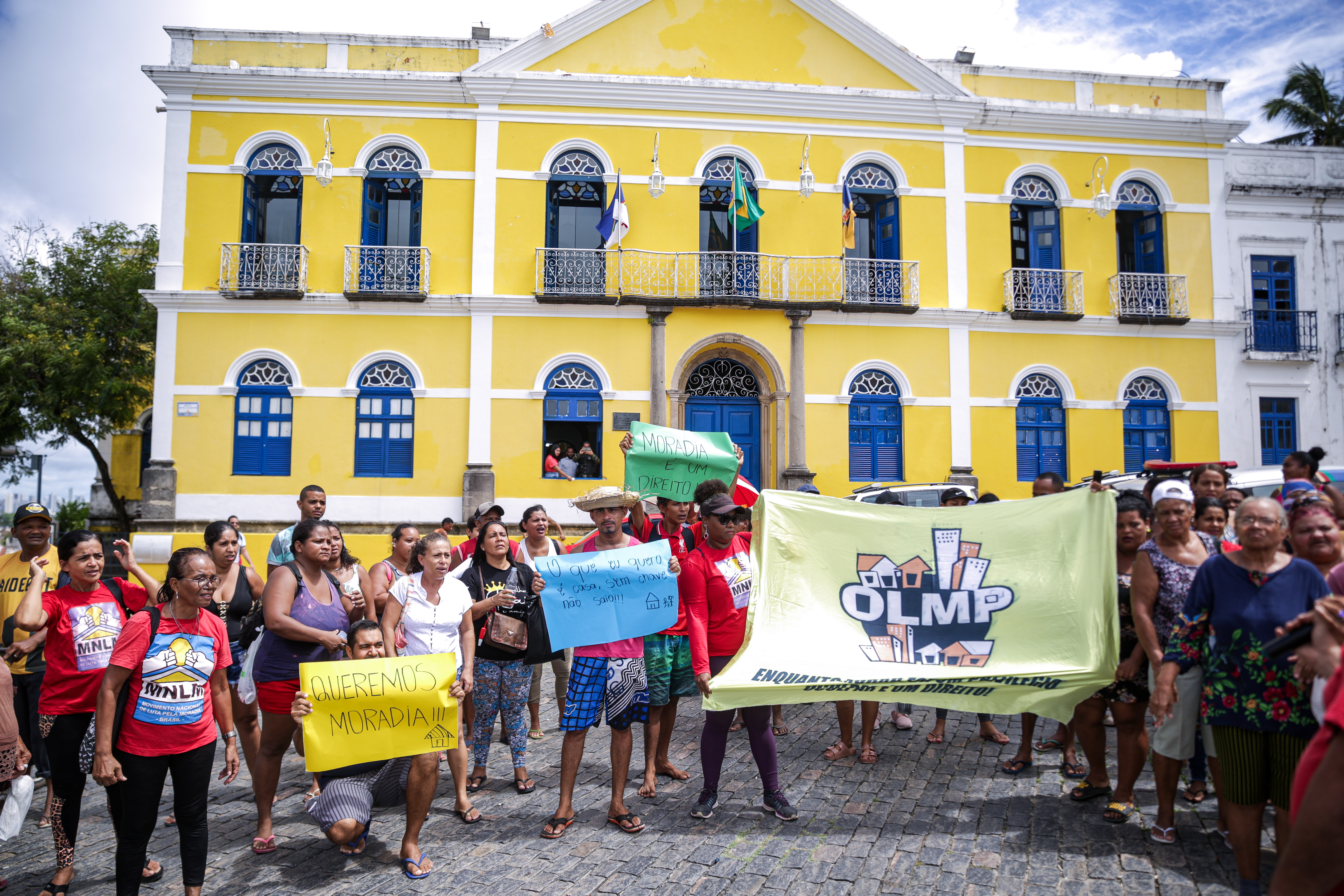 Na frente da sede da Prefeitura de Olinda houve protesto por moradia (Foto: Rafael Vieira/DP)