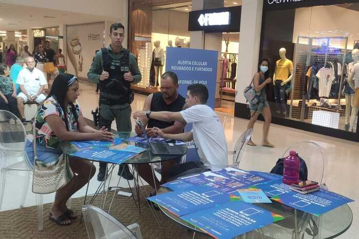 Neste sbado (6) e domingo (7), s foras policiais estaro atendendo o pblico nos mercados de So Jos e da Encruzilhada, Parque da Jaqueira, terminais integrados CDU e Camaragibe, shoppings Tacaruna e North Way, alm das orlas de Olinda e Boa Viagem.
 (Foto: Divulgao )
