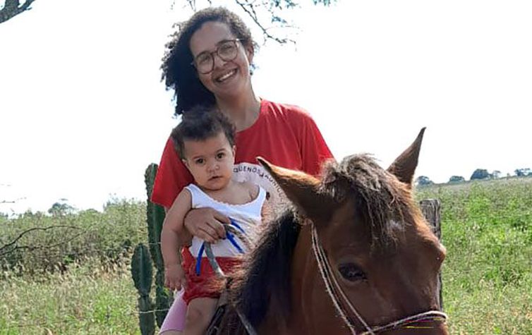 No serto do nordeste brasileiro, a produtora rural Rafaela Alves conta os desafios com a produo do gado leiteiro. Rafaela e sua filha Ana Luiza, na pequena propriedade de gado leiteiro em Sergipe.  (Foto: Arquivo pessoal)