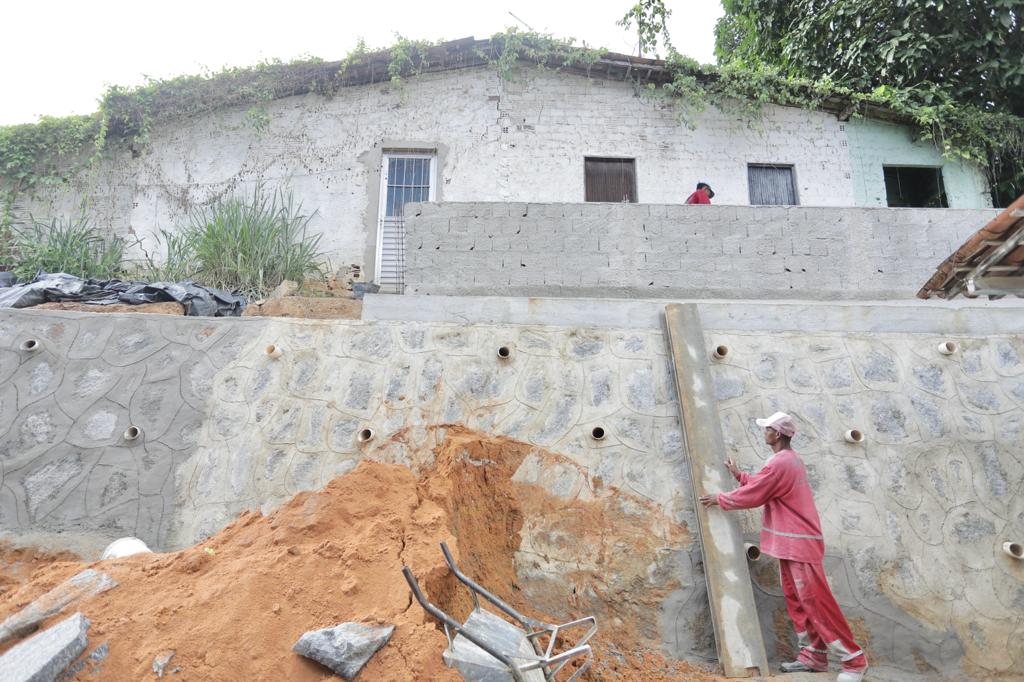 Investimento na Rua Cabo Hermito de S  de R$ 1,7 milho para drenagem e conteno definitiva da barreira, beneficiando 15 famlias (Divulgao/ Hlia Scheppa (PCR))