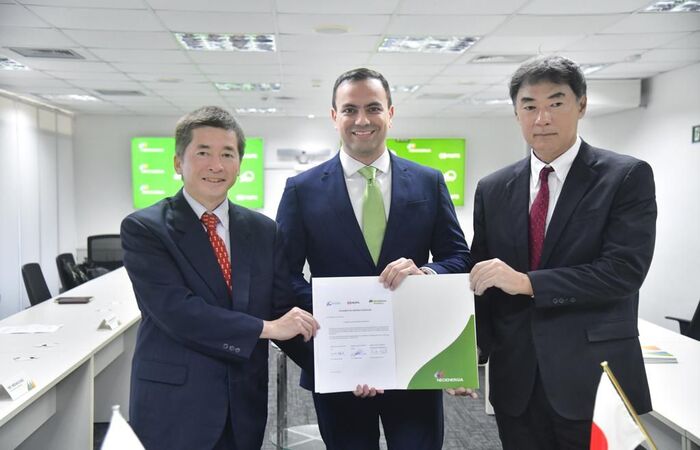 Masayuki Eguchi, Saulo Cabral e Akihiko Kisaka firmaram acordo de financiamento que dever beneficiar quase 4 milhes de clientes no estado (Leo Caldas/Divulgao)