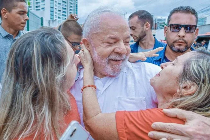 Lula quebra protocolo em Fortaleza e cumprimenta apoiadores do lado de fora de escola -  (Foto: Ricardo Stuckert/Divulgação)