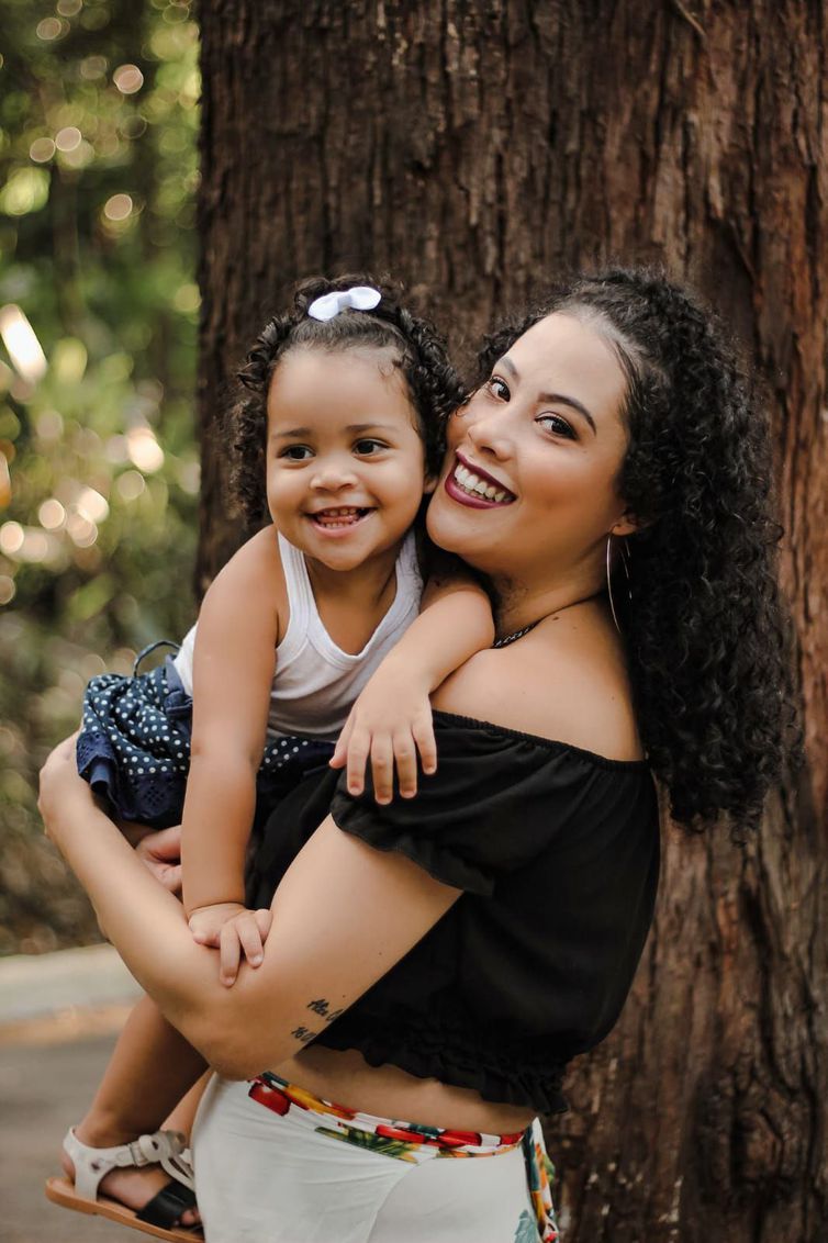 Renata e sua filha Alice Catarina. Reproduo assistida foi feita no SUS. (Foto: Divulgao )