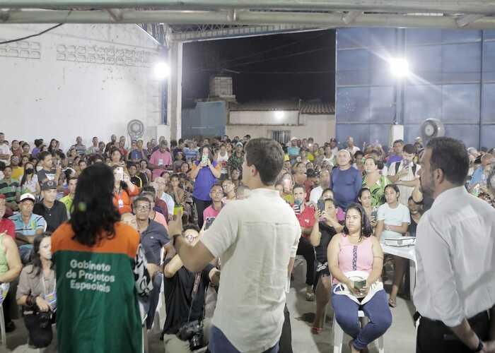 No local, sero construdas uma Unidade de Sade da Famlia (USF), uma creche e um Arrecifes da Cidadania - espao integrado de dilogo continuado com a comunidade. Prefeito Joo Campos esteve no local na noite desta quinta (18) (DIVULGAO)