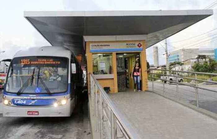 De acordo com testemunhas, o homem se recusou a receber ajuda das pessoas e se levantou cambaleando quando foi atingido pelo BRT (Foto: Arquivo/DP)