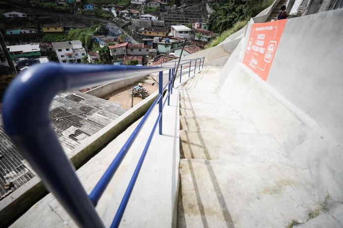 Barreira ganhou servios de drenagem, conteno e estabilizao de encostas. De acordo com a Prefeitura, a obra beneficia 23 famlias que moram na rea
 (Foto: Divulgao )