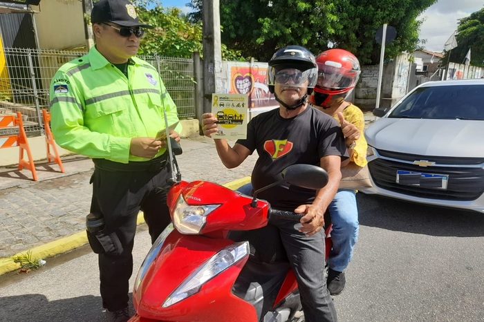 Trabalho foi direcionado aos motoristas e pedestres que circulam na cidade    
 (Foto: Divulgao/Armando Fuentes)