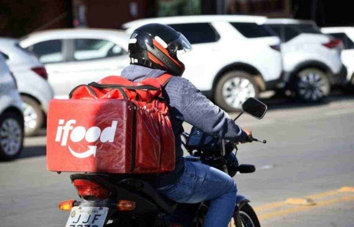 Pesquisa encomendada pela Uber e iFood mostra que motoristas e entregadores preferem a flexibilidade de horrio ao vnculo formal (Crdito: Reproduo)