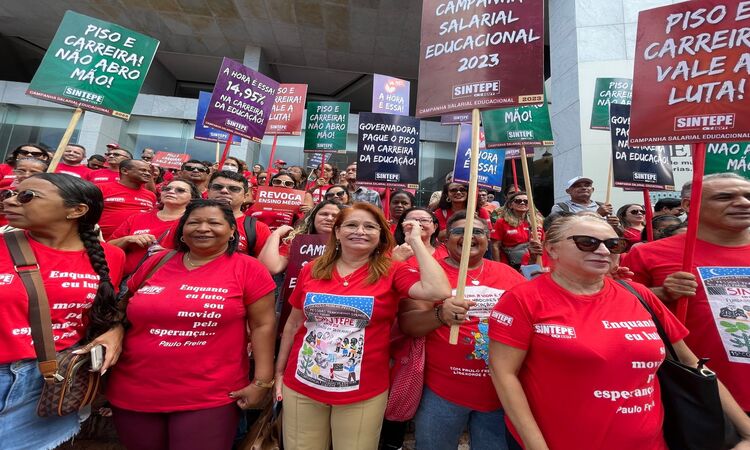 Os profissionais saram em caminhada em direo ao Palcio do Governo, mas no foram recebidos pela equipe da Governadora Raquel Lyra (Foto: Rmulo Chico/DP Foto)