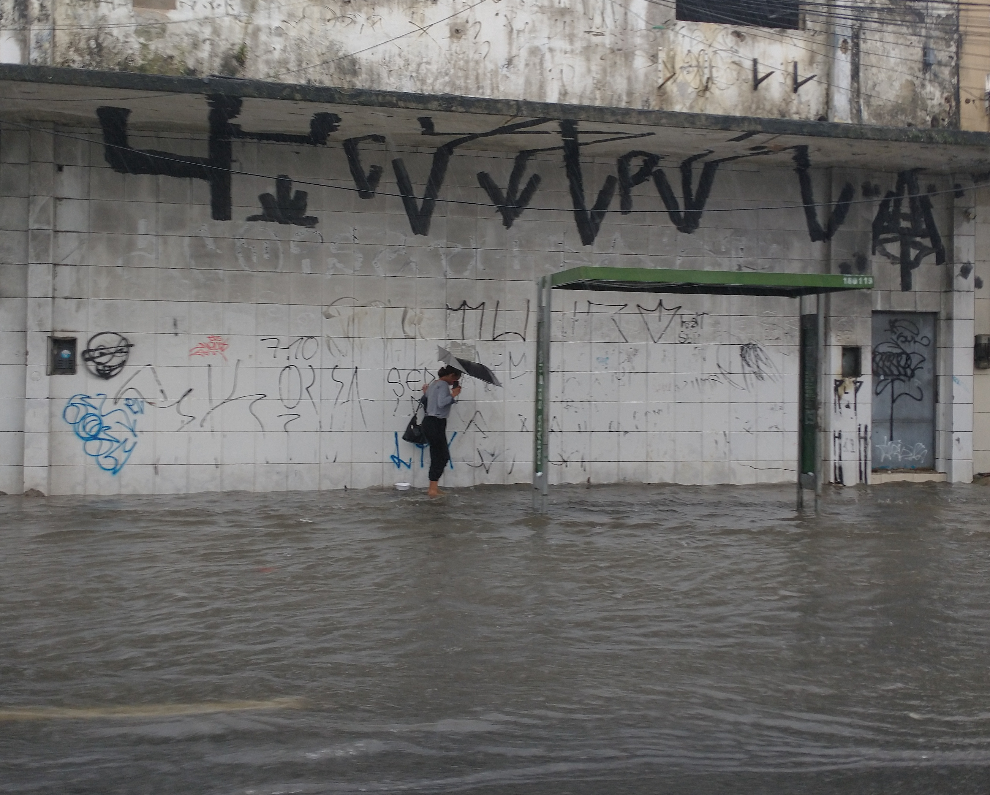 A chuva causa transtorno em diversos pontos no Recife  (Weverton Mello/DP)