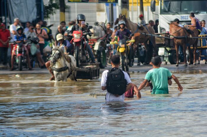 Avenida Dois Rios, Ibura (Foto: Taylline Barret/DP)