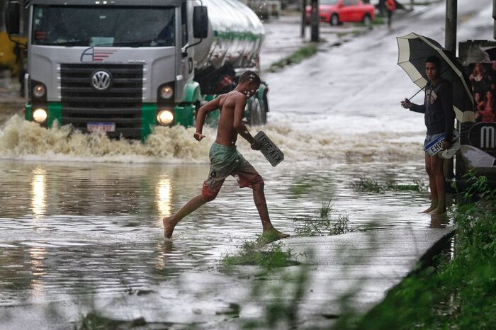 Chuvas colocam em evidncia, mais uma vez, a populao em situao de vulnerabilidade  (Foto: Romulo Chico/DP)