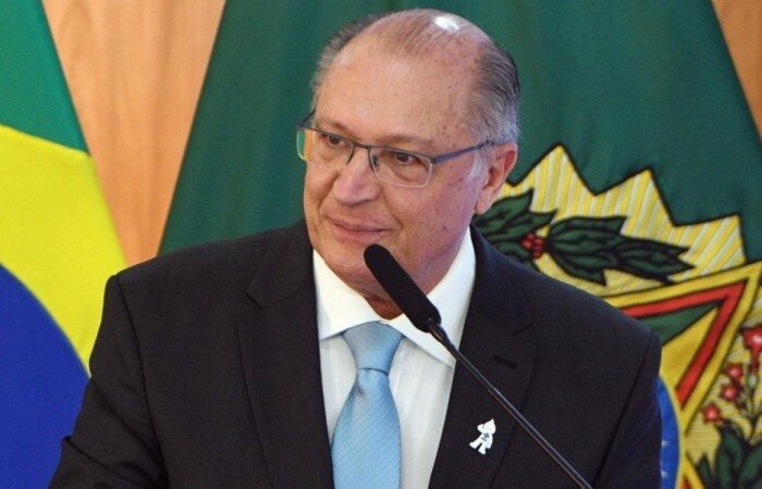 Durante o lanamento da Frente Parlamentar Mista da Indstria, Alckmin disse que aprendeu que "vice no fura titular", mas adiantou que o BNDES pretende anunciar uma nova linha de crdito "importante" (Crdito:  Ed Alves/CB/DA.Press)