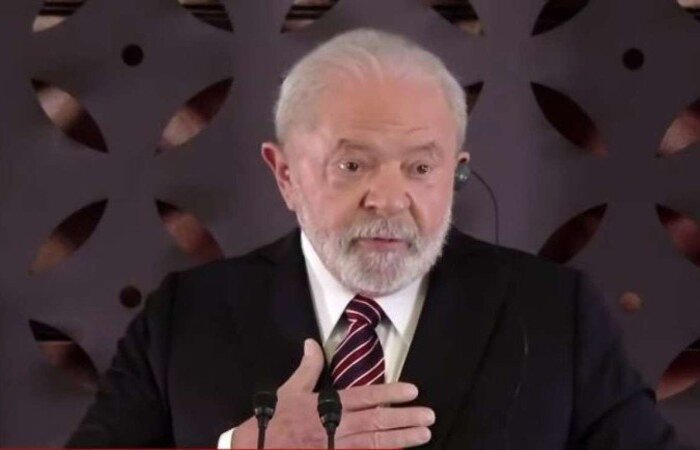 "É uma excrescência a taxa de juros hoje ser 13,75%. O país não merece isso", afirma Lula, em evento da Fiesp, em São Paulo, após dizer que não iria criticar os juros (Crédito: Reprodução/YouTube TV Brasil)
