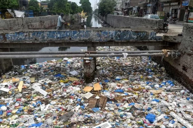 Texto divulgado às vésperas do encontro indica que, com reciclagem e reutilização, a poluição do material poderia ser reduzida em 80% - (Foto:  AFP)