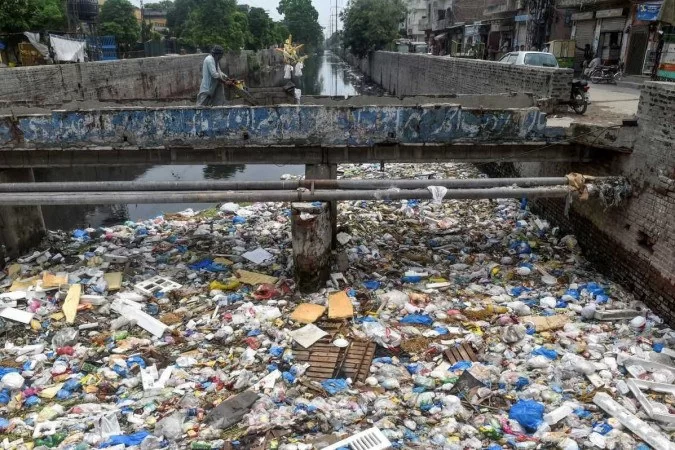 Texto divulgado s vsperas do encontro indica que, com reciclagem e reutilizao, a poluio do material poderia ser reduzida em 80% - (Foto:  AFP)