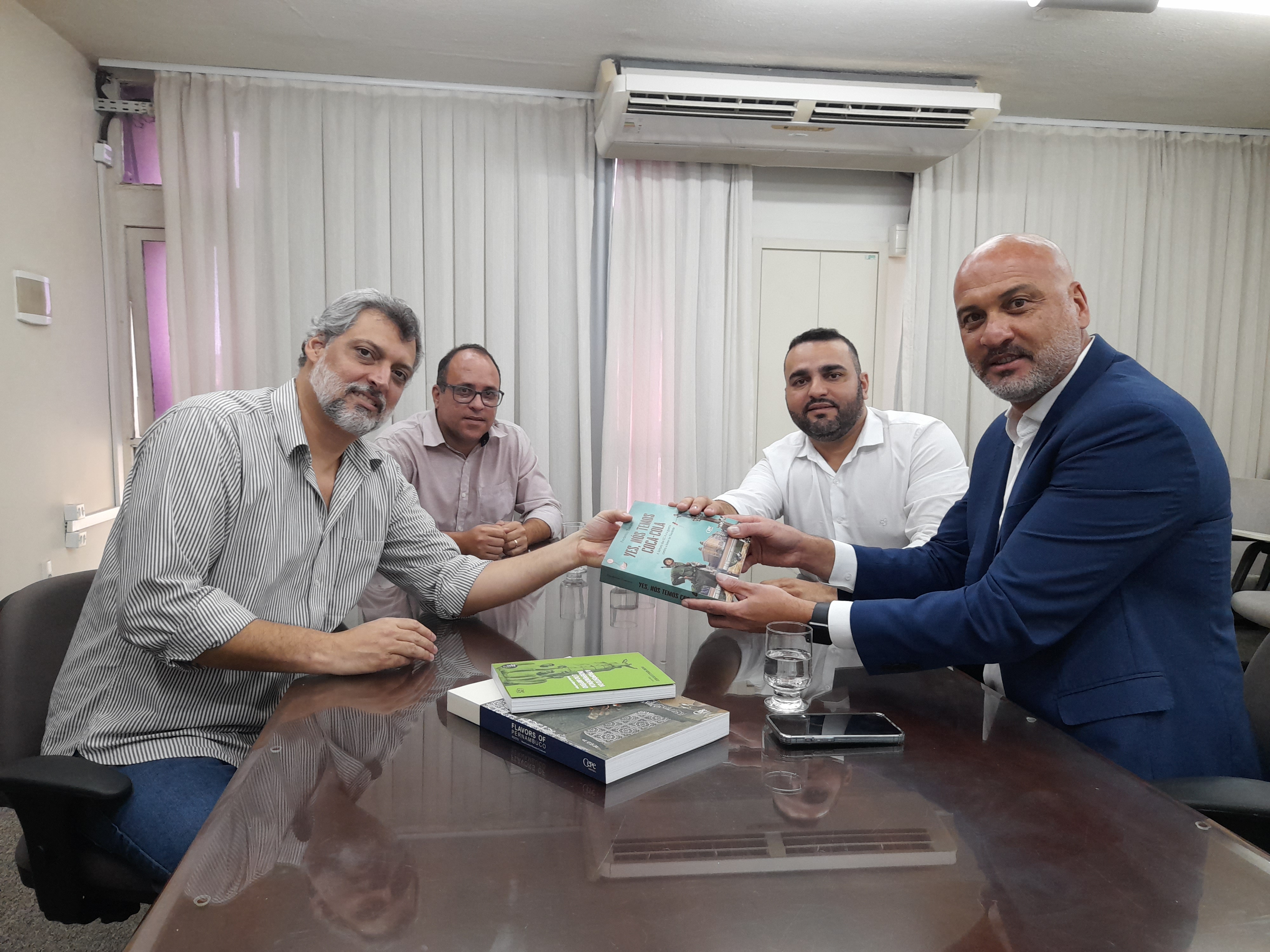 Desde 2021, o projeto Caixa de Leitura entregou 10.038 livros e atendeu a 175 instituies de ensino (Divulgao/Ascom/Cepe)