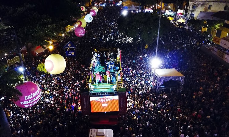 Estrutura montada na Praa Srgio Loreto para as duas noites de festa conta com palco, cidade cenogrfica e polo dedicado ao forr p-de-serra (Foto: Divulgao)