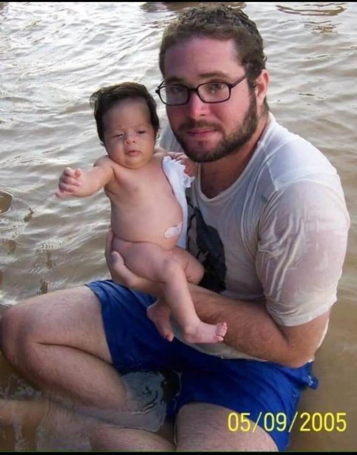 Indigenista Bruno Pereira e a primeira filha Maria Luiza em 2005
 (Crédito: Keit Pinheiro)