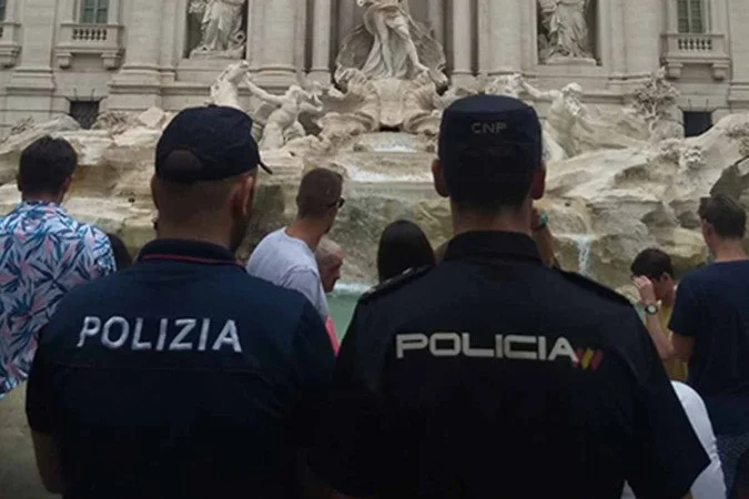 Un policía en España ha sido investigado por dar a cambio vacaciones a inmigrantes detenidos